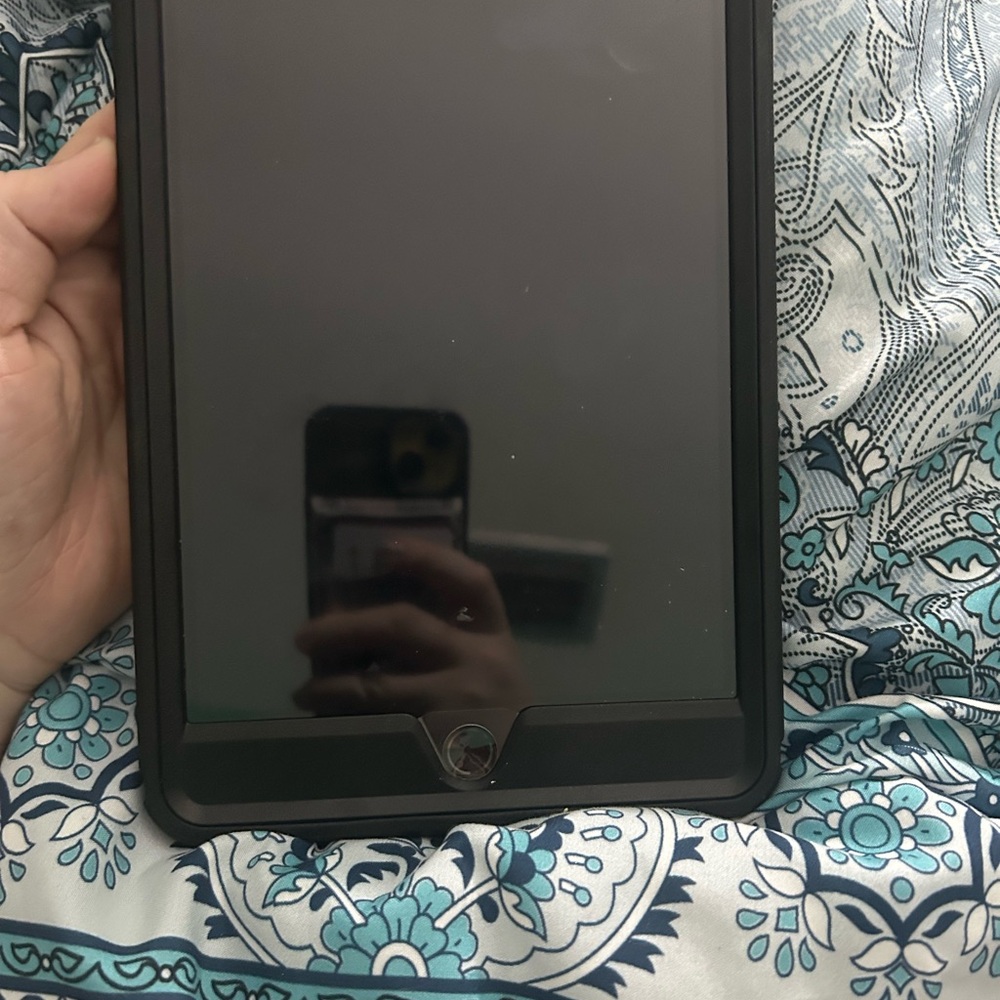 1 iPad Mini 5th Generation (+1 chargers and 1 Otterbox case)